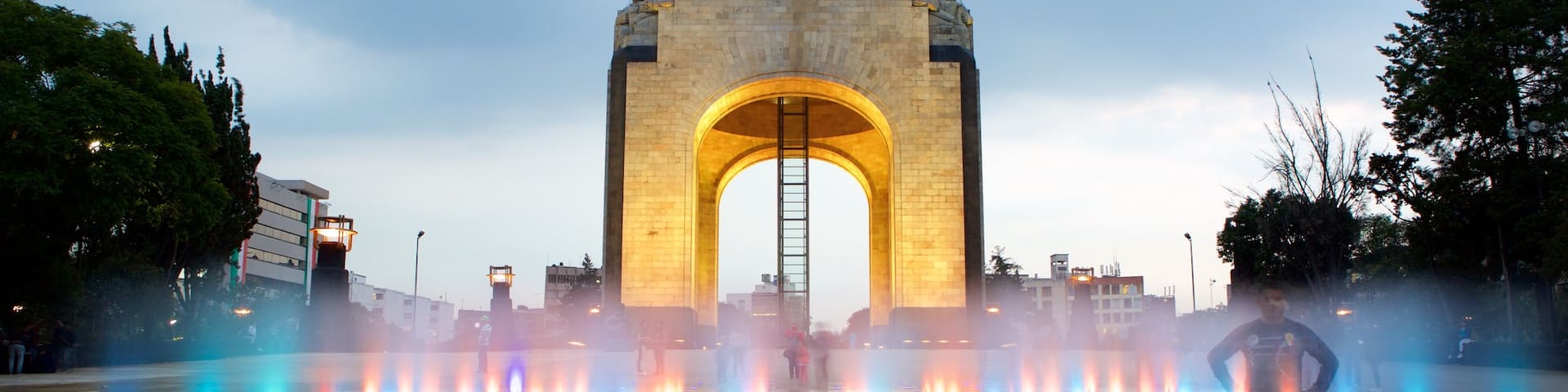 Monumento alla rivoluzione caratteristiche di fontana, paesaggio notturno e piazza