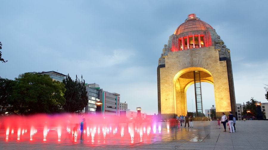 Revolutionsdenkmal mit einem Springbrunnen, Monument und Geschichtliches