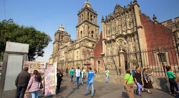 Metropolitan Cathedral showing street scenes, heritage elements and a church or cathedral