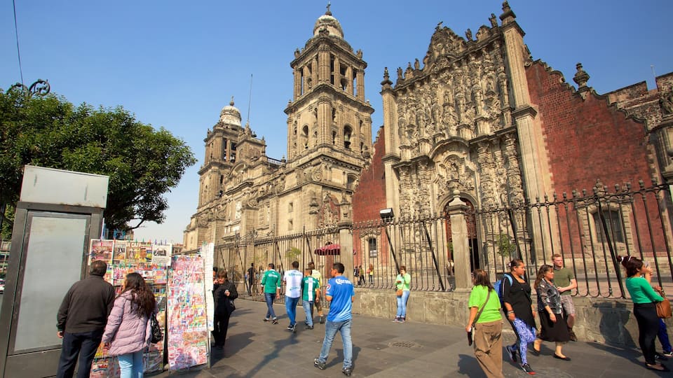 Catedral Metropolitana que incluye imágenes de calles, elementos patrimoniales y una iglesia o catedral