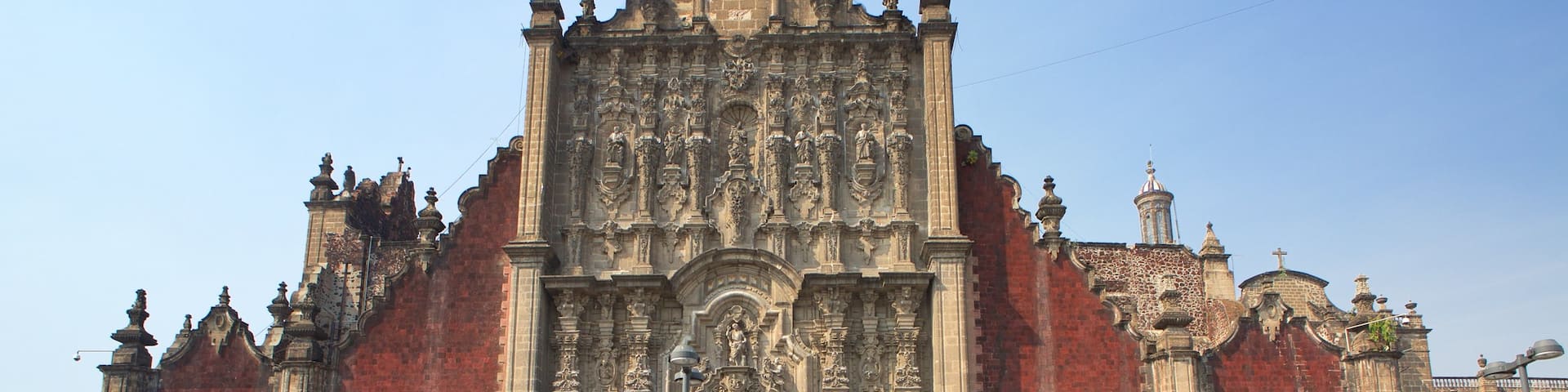 Catedral Metropolitana que incluye una iglesia o catedral, una estatua o escultura y escenas urbanas