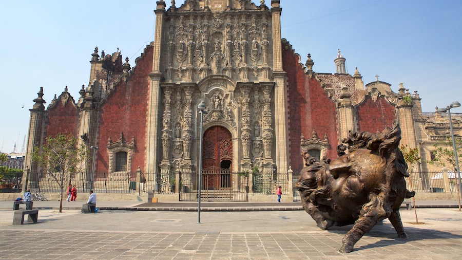 Catedral Metropolitana que incluye una estatua o escultura, arquitectura patrimonial y escenas cotidianas