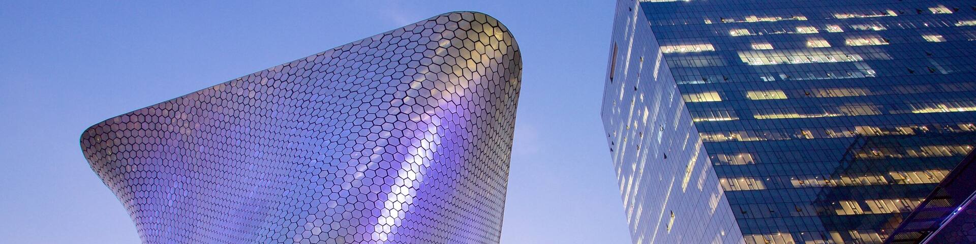 Museo Soumaya mostrando arquitectura moderna y una ciudad
