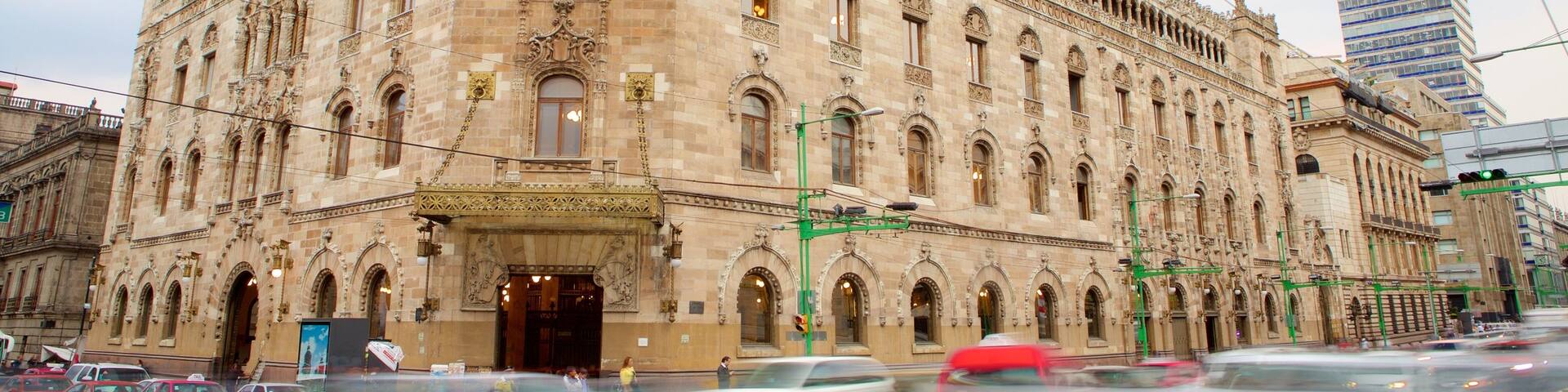 Museo Biblioteca Palacio Postal que incluye escenas urbanas, un castillo y patrimonio de arquitectura