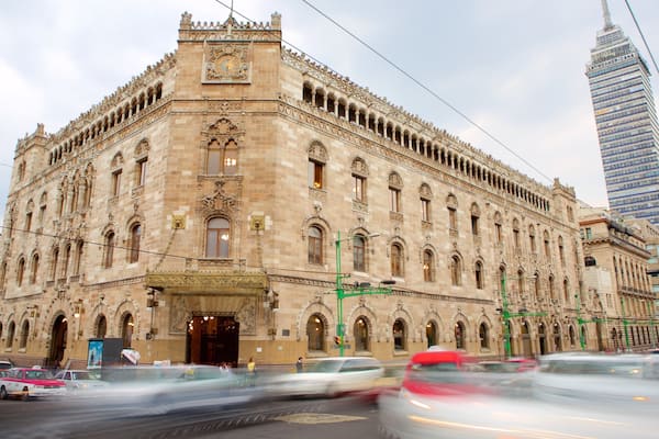 Museo Biblioteca Palacio Postal das einen historische Architektur, Burg und Straßenszenen