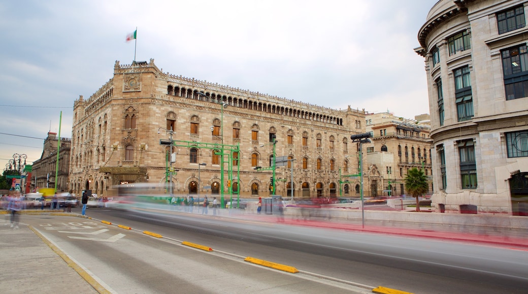 Museo Biblioteca Palacio Postal ofreciendo un castillo, escenas urbanas y patrimonio de arquitectura