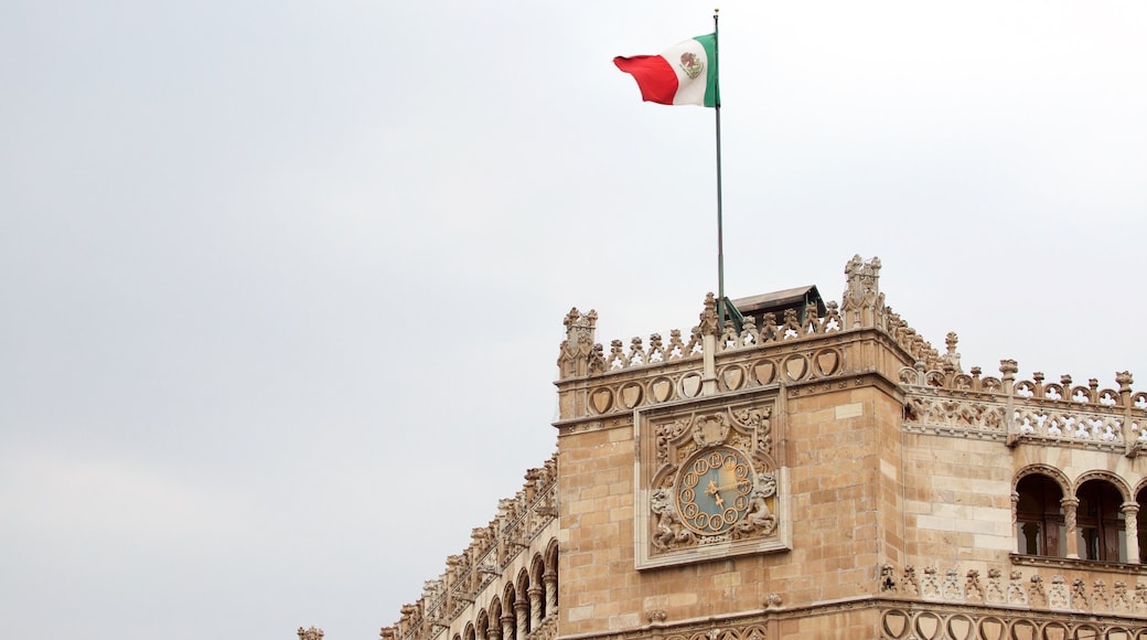 Museo Biblioteca Palacio Postal showing a castle and heritage architecture