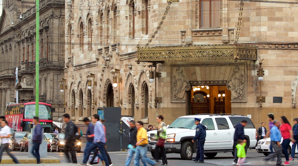 Museo Biblioteca Palacio Postal featuring street scenes and heritage architecture