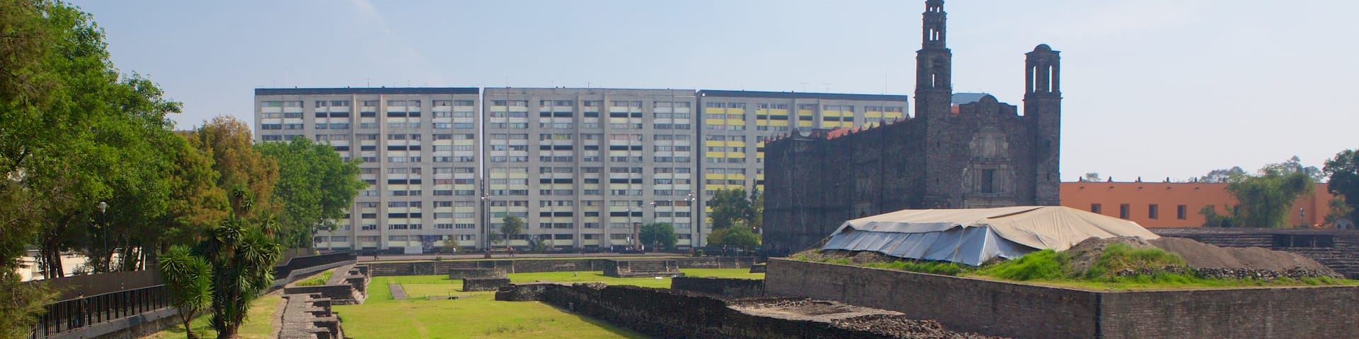Plaza de las Tres Culturas que incluye un jardín, un parque o plaza y cultura indígena