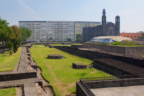 Plaza de las Tres Culturas welches beinhaltet Garten, Kultur indigener Völker und Geschichtliches