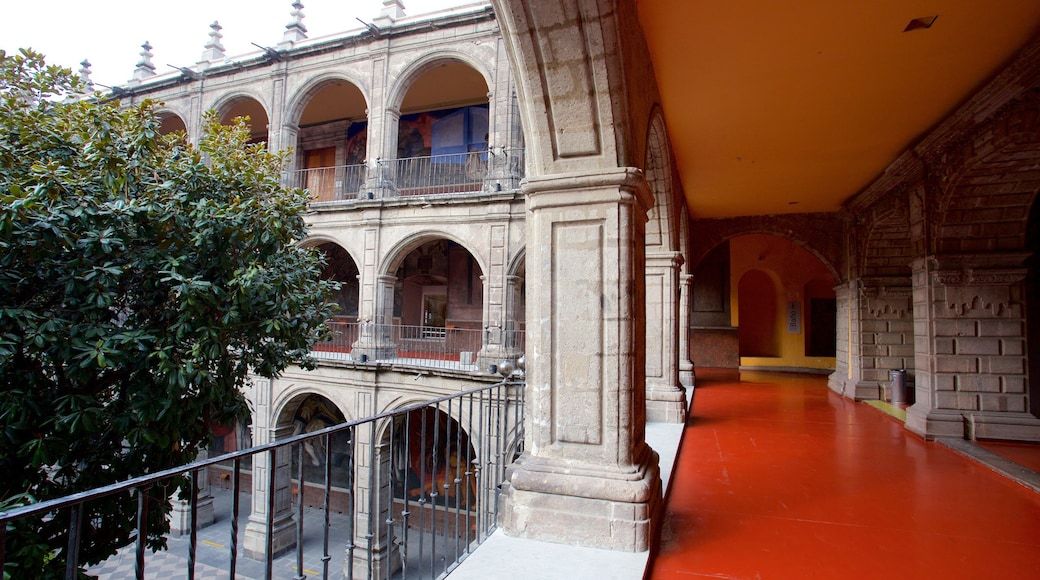 Antiguo Colegio de San Ildefonso que incluye patrimonio de arquitectura