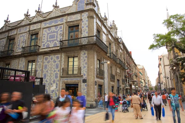 Mexico mettant en vedette scènes de rue et patrimoine architectural aussi bien que important groupe de personnes