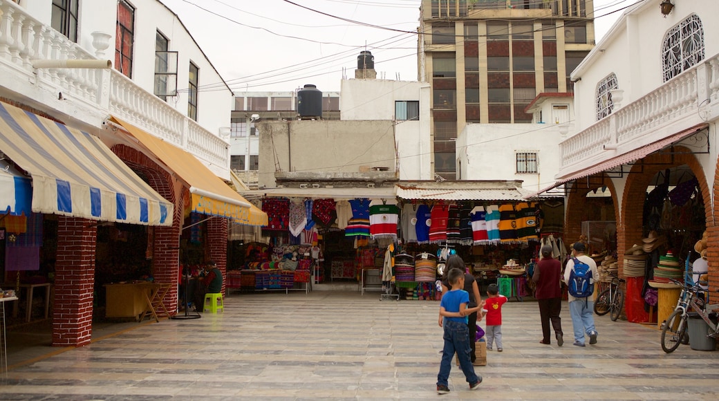 La Ciudadela showing markets