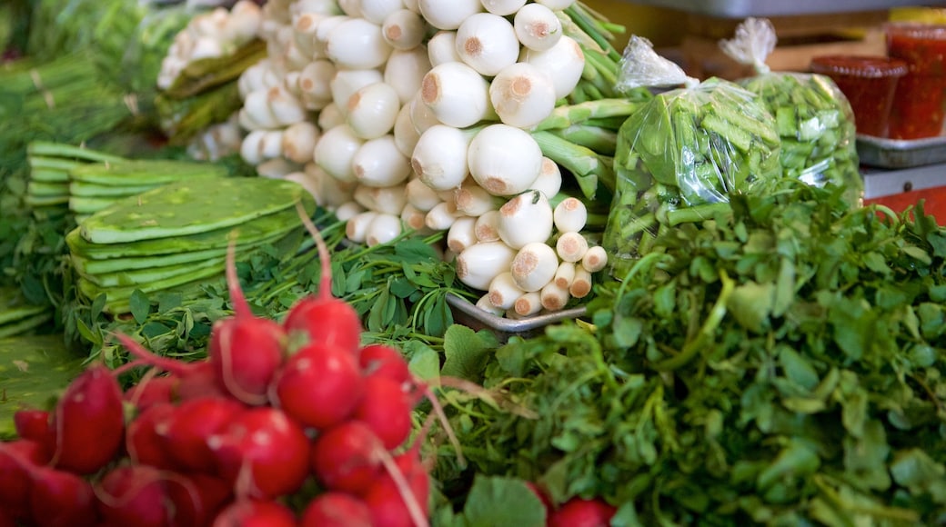 Mexico City showing food and markets