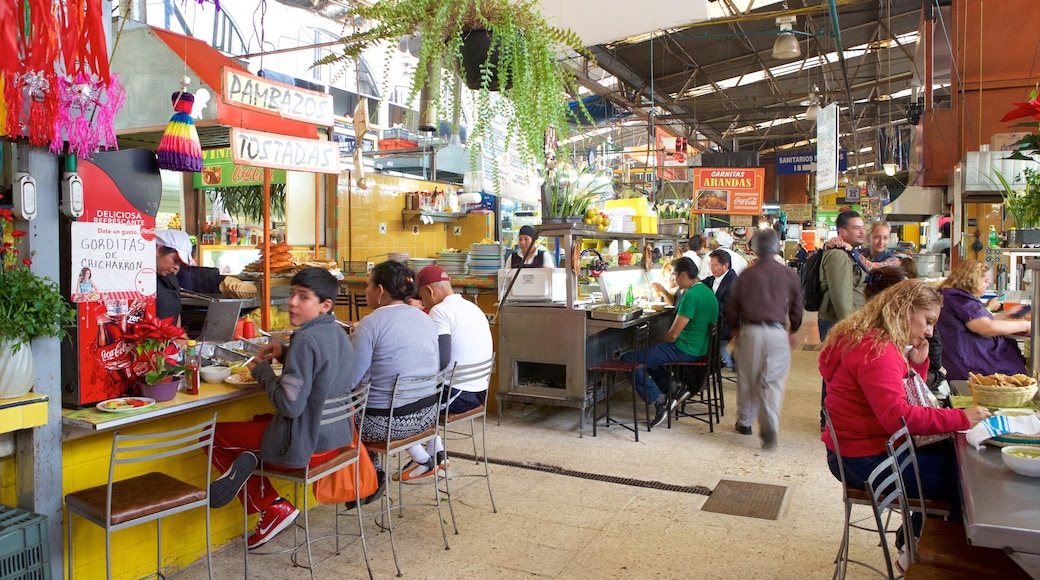 Mexico City showing outdoor eating and markets