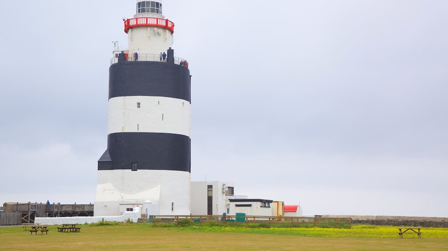Hook Lighthouse som omfatter et fyrtårn