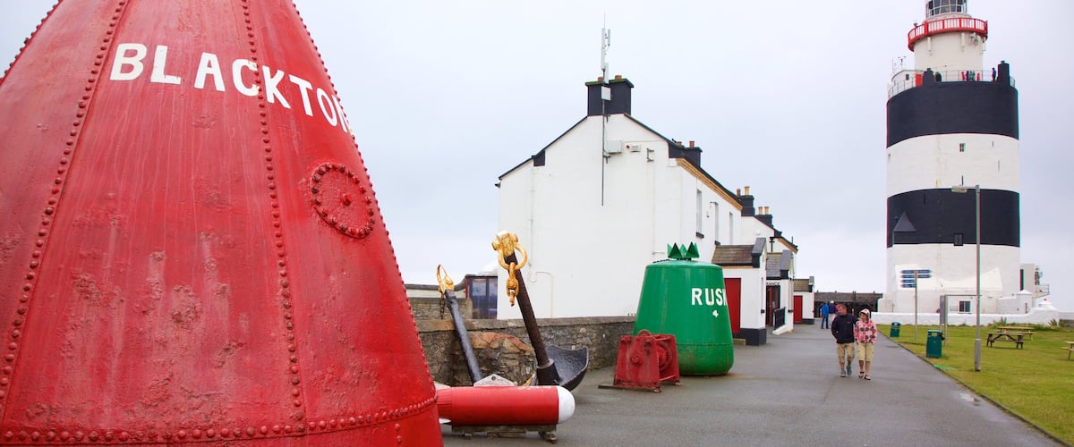 Hook Lighthouse que incluye escenas urbanas