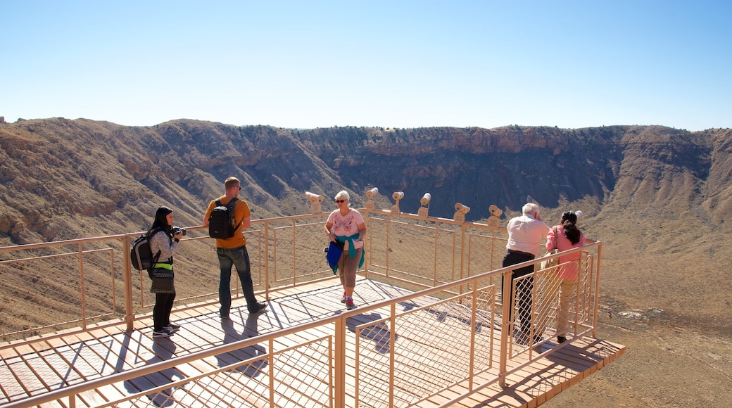 Meteor Crater mit einem ruhige Szenerie, Ansichten und Wüstenblick