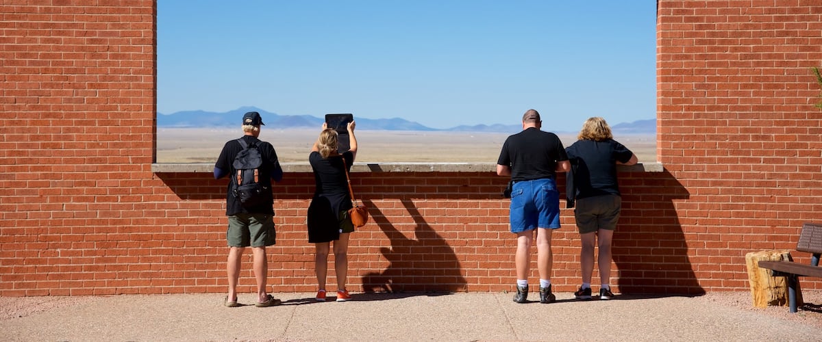 Meteor Crater que incluye escenas tranquilas y vistas al desierto y también un pequeño grupo de personas
