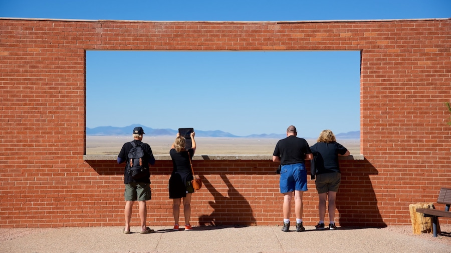 Meteor Crater que incluye escenas tranquilas y vistas al desierto y también un pequeño grupo de personas