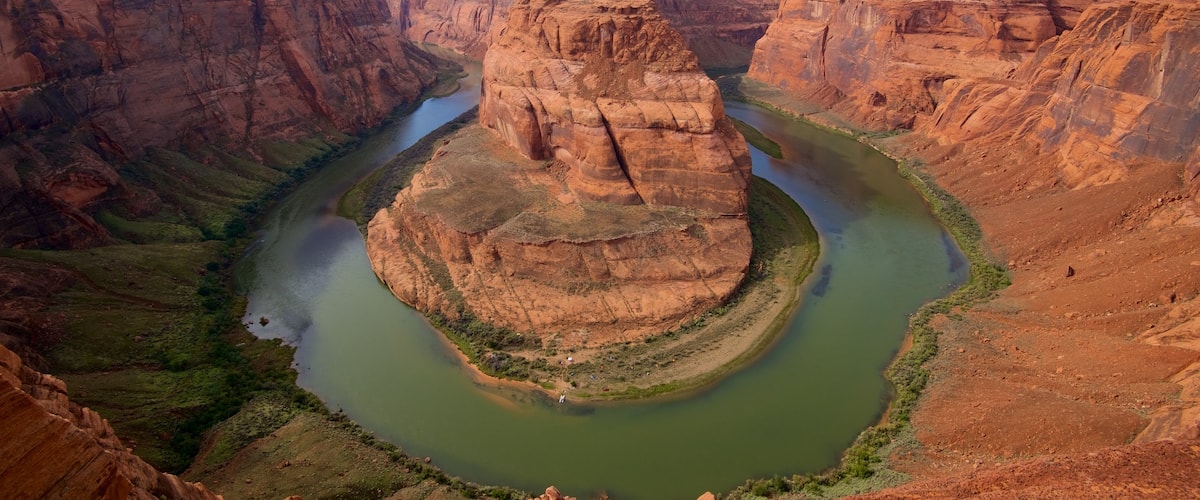 Horseshoe Bend ofreciendo un barranco o cañón, un río o arroyo y vistas al desierto