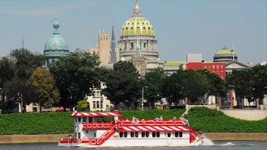 Harrisburg mostrando fiume o ruscello, crociera e architettura d\'epoca