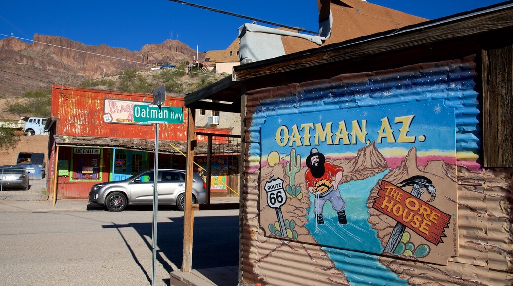 Oatman mostrando segnaletica e arte urbana
