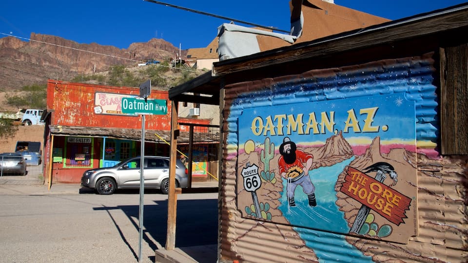 Oatman mettant en vedette art en plein air et signalisation