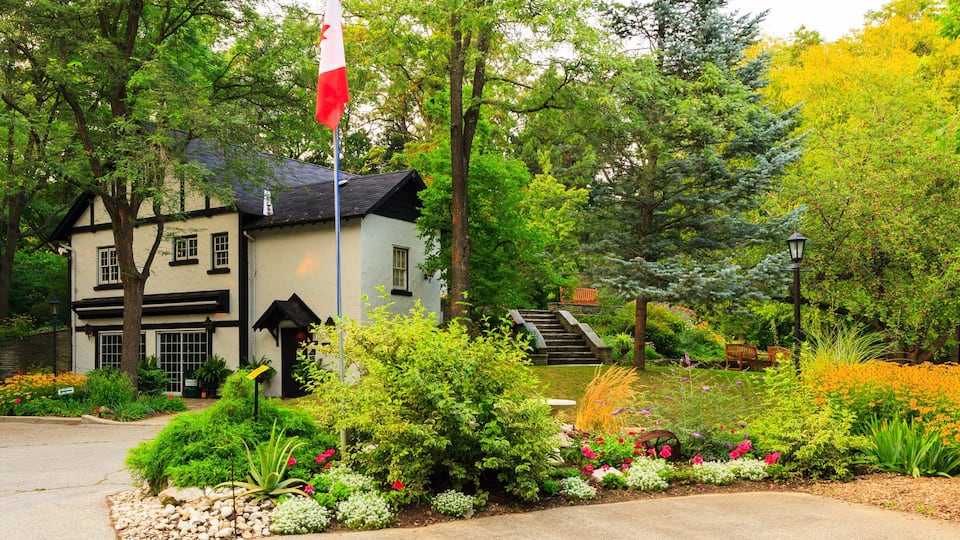 Hamilton featuring a house and a garden