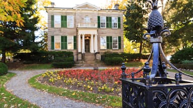 Hamilton featuring a house and a park