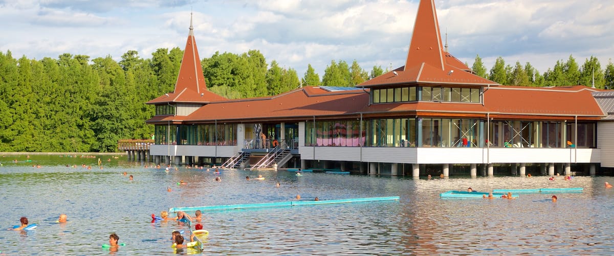 Lago Hévíz ofreciendo un hotel o resort de lujo, un lago o abrevadero y natación