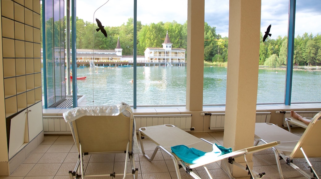 Lake Heviz bevat een luxueus hotel of resort