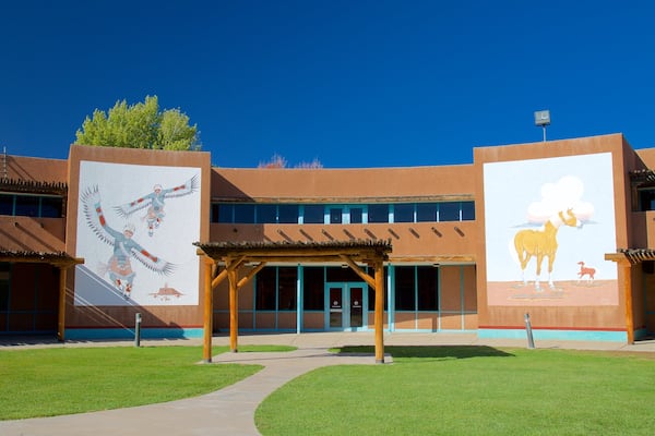 Indian Pueblo Cultural Center johon kuuluu katunäkymät
