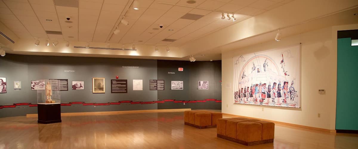 Indian Pueblo Cultural Center que incluye vistas interiores y arte