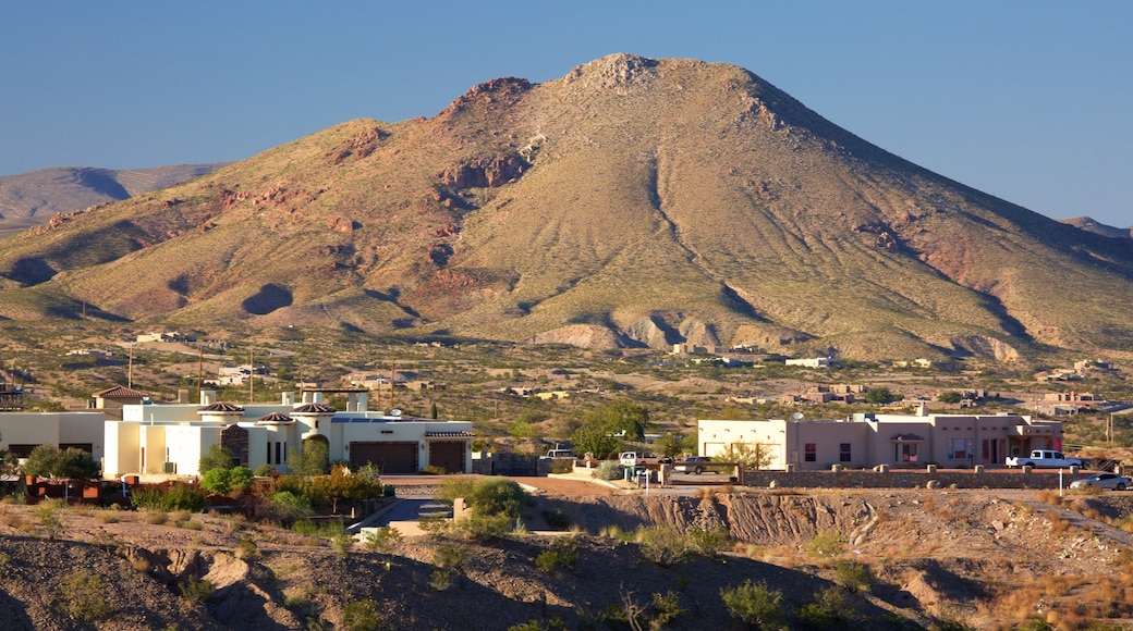 Las Cruces montrant ferme et montagnes