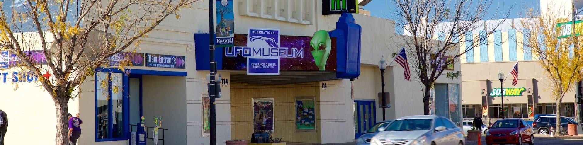 Roswell which includes street scenes