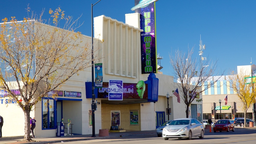 Roswell showing street scenes