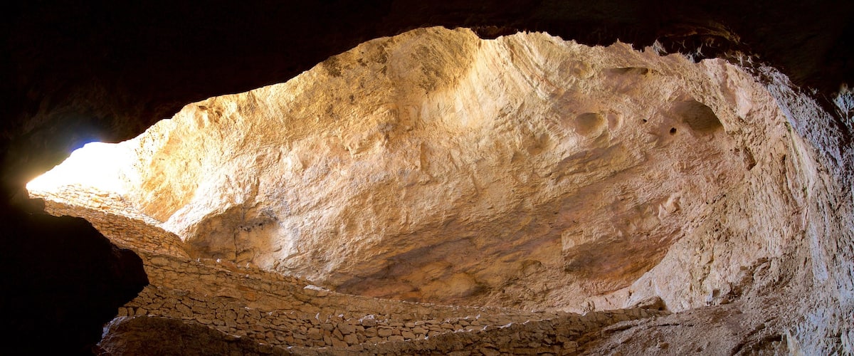 Carlsbad which includes caves