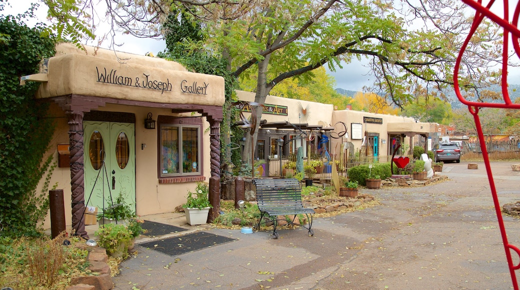 Canyon Road mostrando escenas urbanas