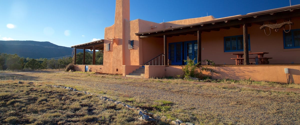 Northern New Mexico showing street scenes