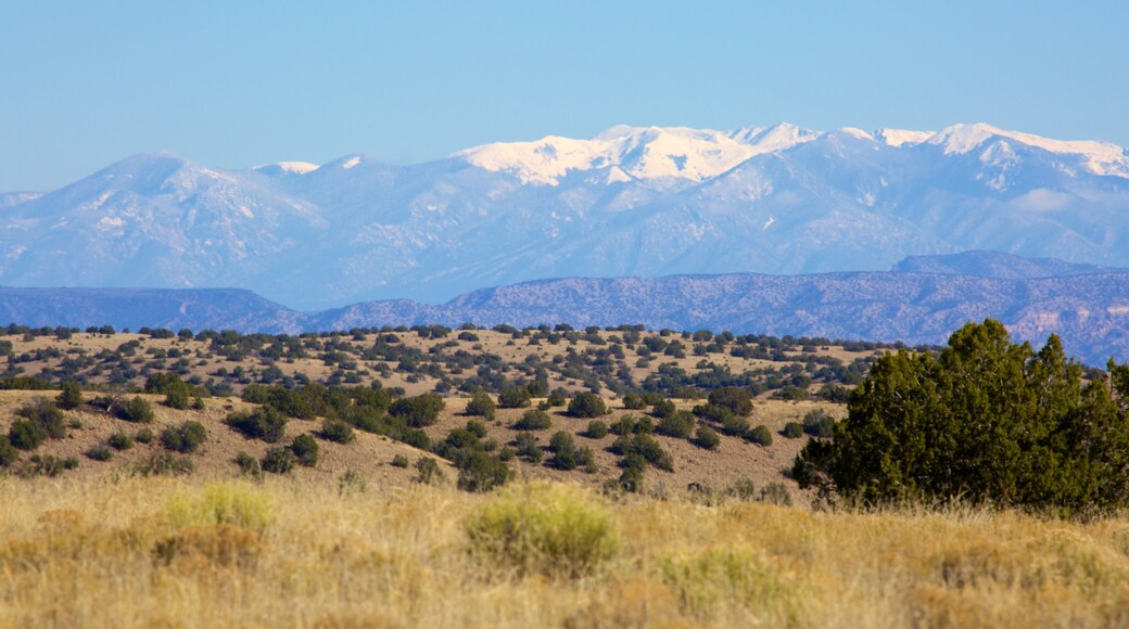 Espanola mettant en vedette scènes tranquilles et montagnes
