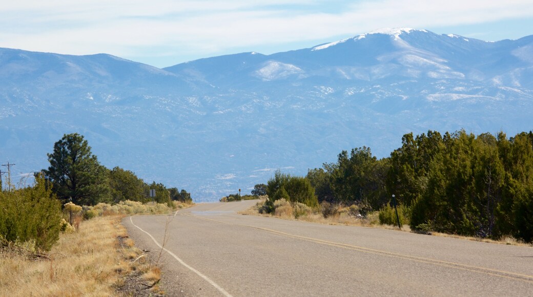 Espanola mettant en vedette montagnes et scènes tranquilles