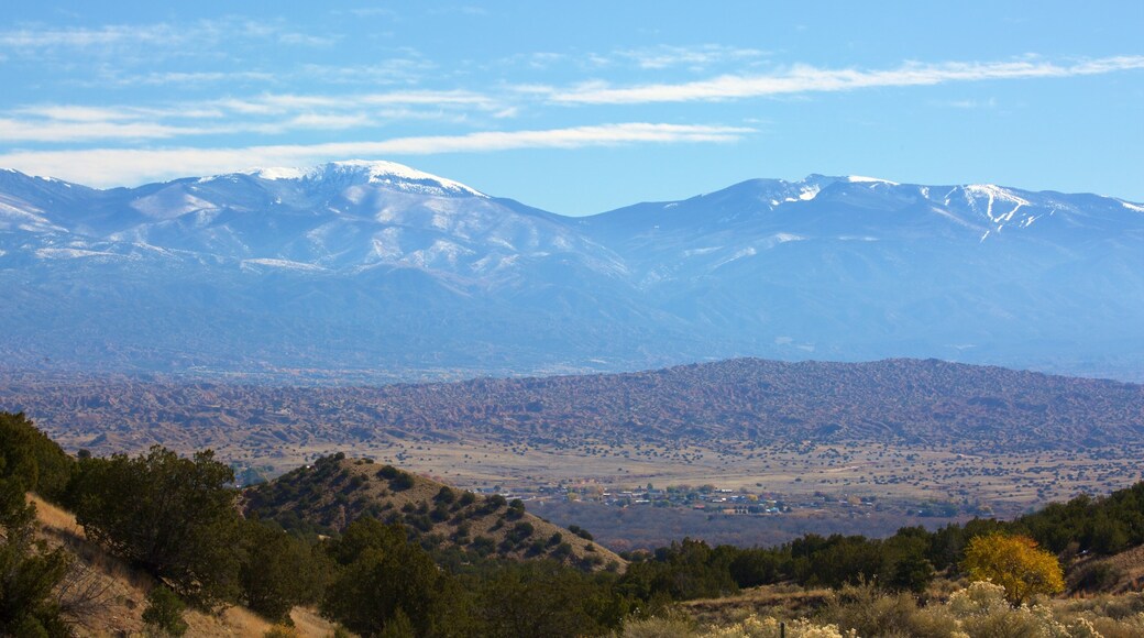 Espanola qui includes scènes tranquilles et montagnes