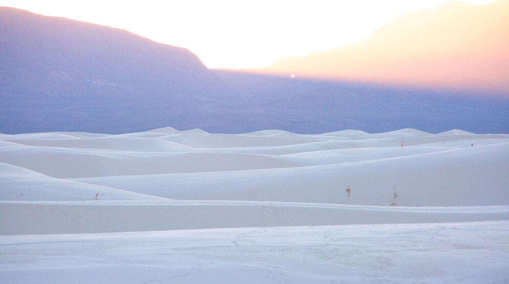 White Sands National Monument mettant en vedette coucher de soleil, montagnes et plage de sable