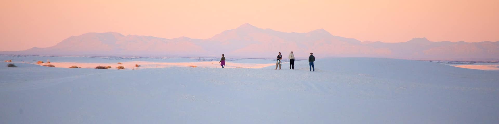 Monumento Nacional Arenas Blancas que incluye una playa y una puesta de sol
