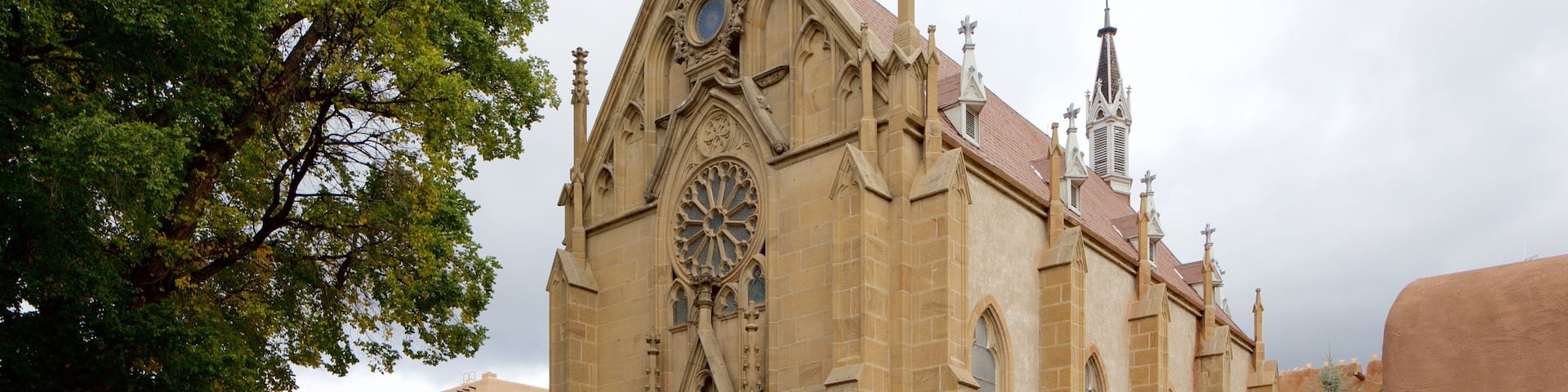 Loretto Chapel featuring a church or cathedral
