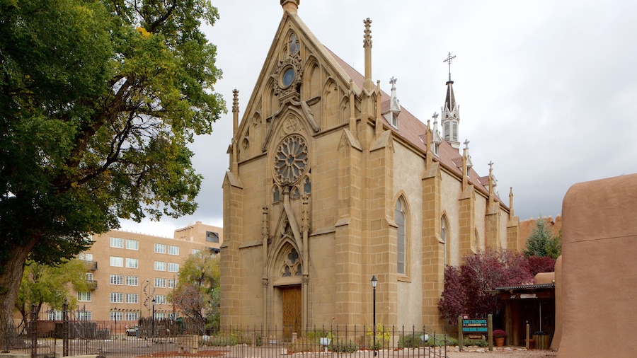 Loretto Chapel showing a church or cathedral