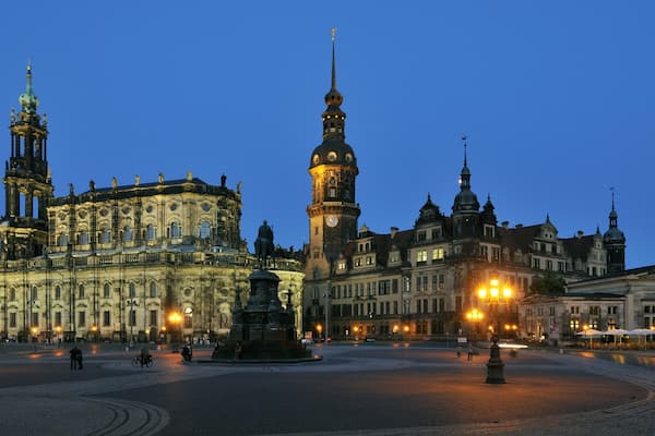 Theaterplatz das einen bei Nacht und Platz oder Plaza