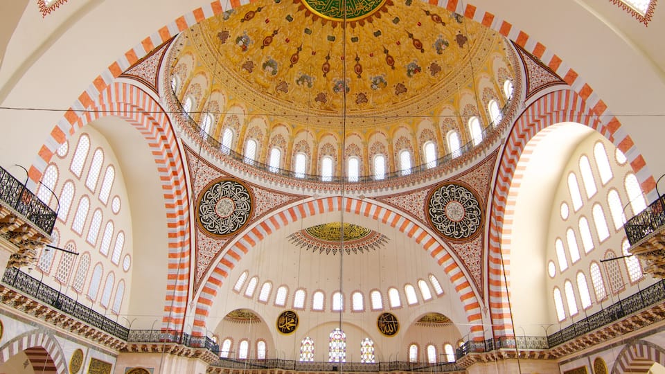 Mesquita Suleymaniye caracterizando vistas internas e uma mesquita