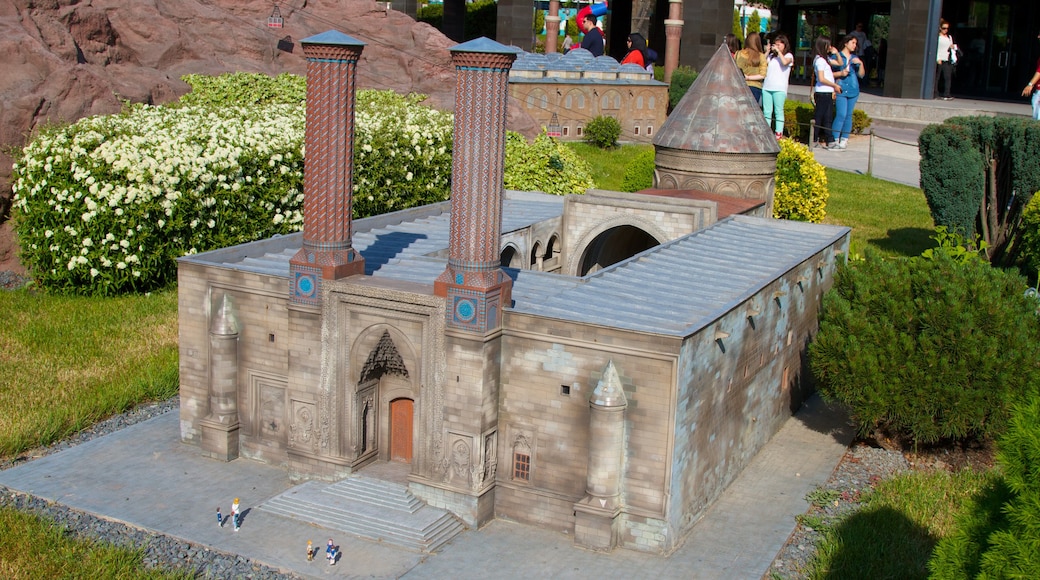 Miniatürk mit einem Garten und Outdoor-Kunst